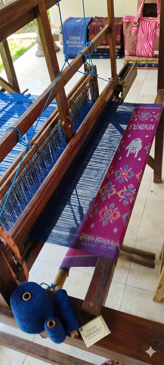 Kemeja Endek Bali Pria Lengan Panjang Motif Eksklusif